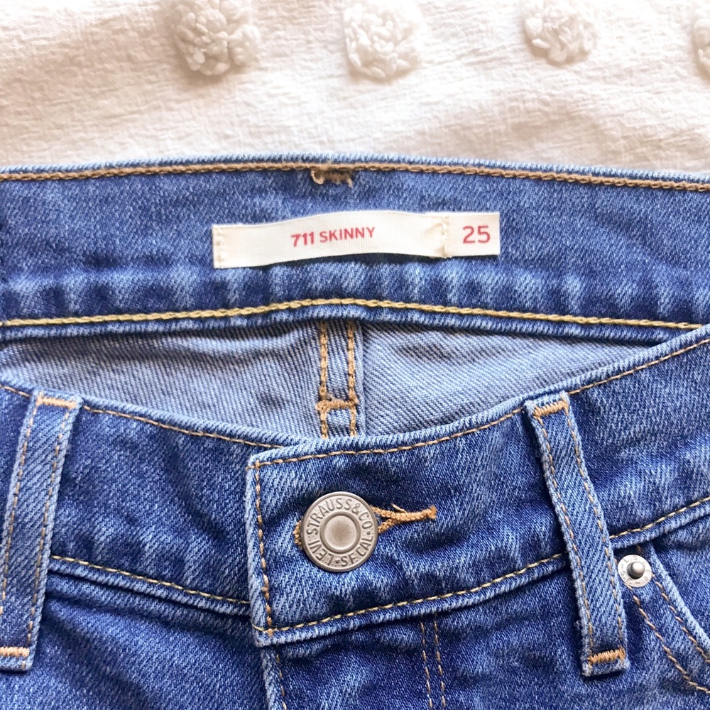 Levis 711 Skinny Jeans (size 25)